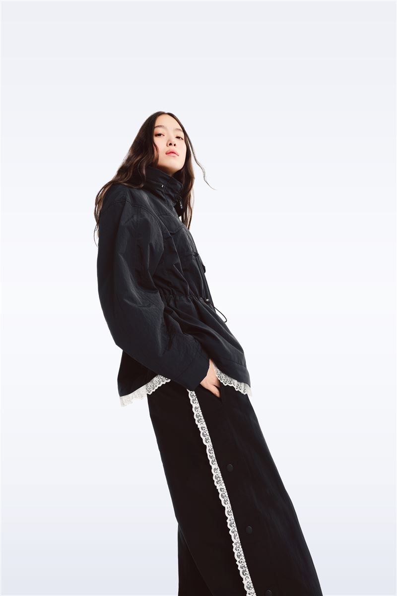 Gap X Sandy Liang聯名系列－蕾絲飾邊機能外套。（圖／品牌業者提供）