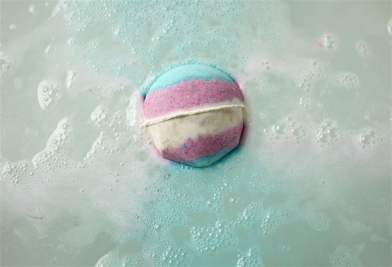 LUSH限定募款商品「綻放真我汽泡彈」。（圖／品牌業者提供）