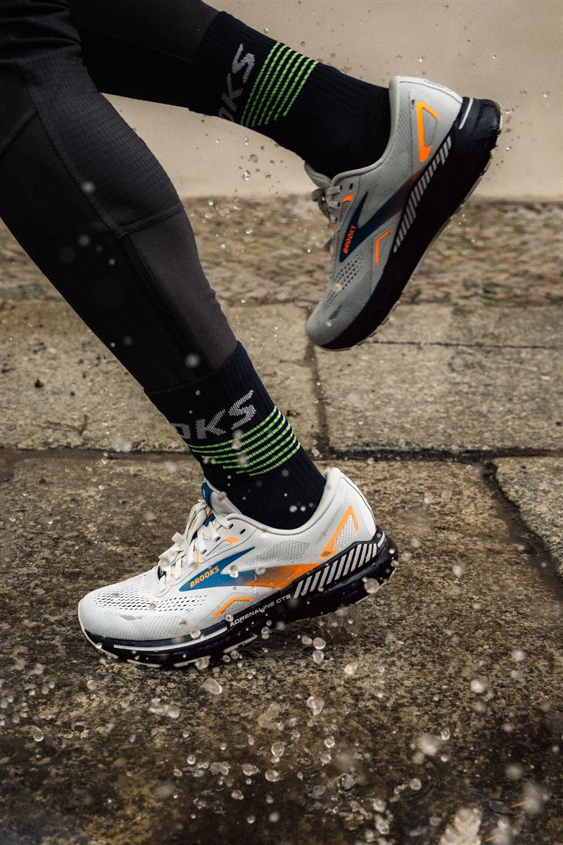 BROOKS Adrenaline GTS 23 GTX雨天護膝與步態控制。（圖／品牌業者提供）