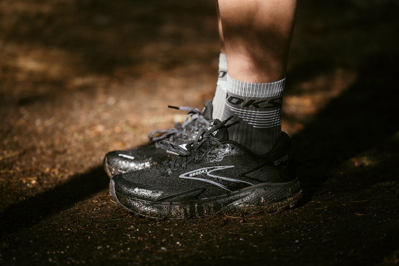 BROOKS Divide 5 GTX泥濘路面依然穩定抓地。（圖／品牌業者提供）
