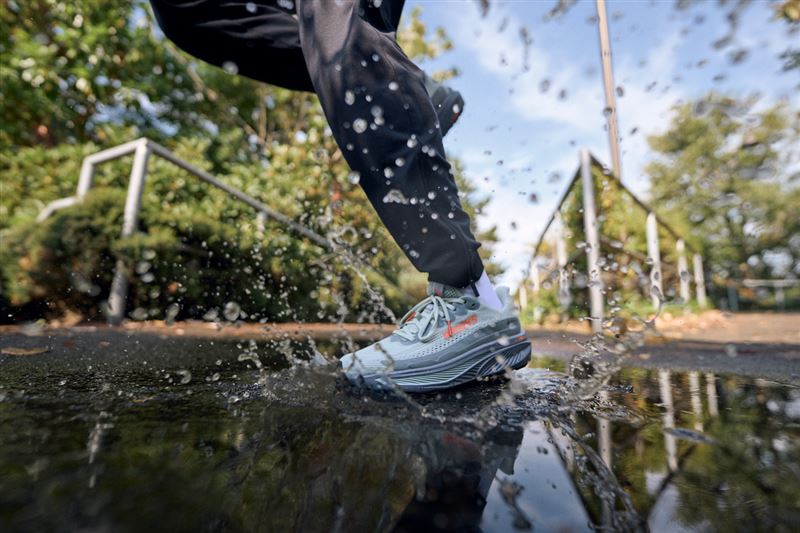 BROOKS GHOST 17 GTX極致緩震與防水兼備。（圖／品牌業者提供）