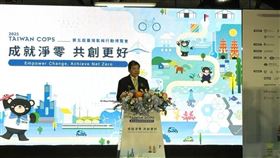 第5屆「臺灣氣候行動博覽會」今於高雄登場，國泰金控總經理李長庚出席力挺，呼籲氣候行動不能只停在理念，應商品化與標準化，吸引更多資金投入綠色轉型。國泰展區以海龜復育、淺山造林等實例，展示自然基礎解方的金融潛力，並透過互動體驗與青年論壇，連結公眾參與與永續未來。（圖／記者師瑞德攝影）