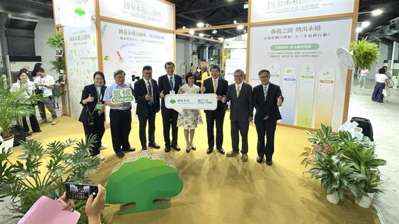 第5屆「臺灣氣候行動博覽會」今於高雄登場，國泰金控總經理李長庚出席力挺，呼籲氣候行動不能只停在理念，應商品化與標準化，吸引更多資金投入綠色轉型。國泰展區以海龜復育、淺山造林等實例，展示自然基礎解方的金融潛力，並透過互動體驗與青年論壇，連結公眾參與與永續未來。（圖／記者師瑞德攝影）