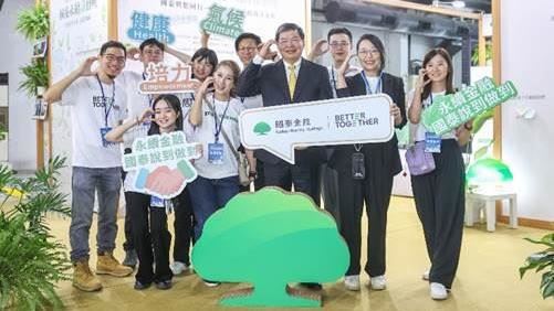 第5屆「臺灣氣候行動博覽會」今於高雄登場，國泰金控總經理李長庚出席力挺，呼籲氣候行動不能只停在理念，應商品化與標準化，吸引更多資金投入綠色轉型。國泰展區以海龜復育、淺山造林等實例，展示自然基礎解方的金融潛力，並透過互動體驗與青年論壇，連結公眾參與與永續未來。（圖／國泰金提供）