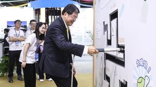 第5屆「臺灣氣候行動博覽會」今於高雄登場，國泰金控總經理李長庚出席力挺，呼籲氣候行動不能只停在理念，應商品化與標準化，吸引更多資金投入綠色轉型。國泰展區以海龜復育、淺山造林等實例，展示自然基礎解方的金融潛力，並透過互動體驗與青年論壇，連結公眾參與與永續未來。（圖／國泰金提供）