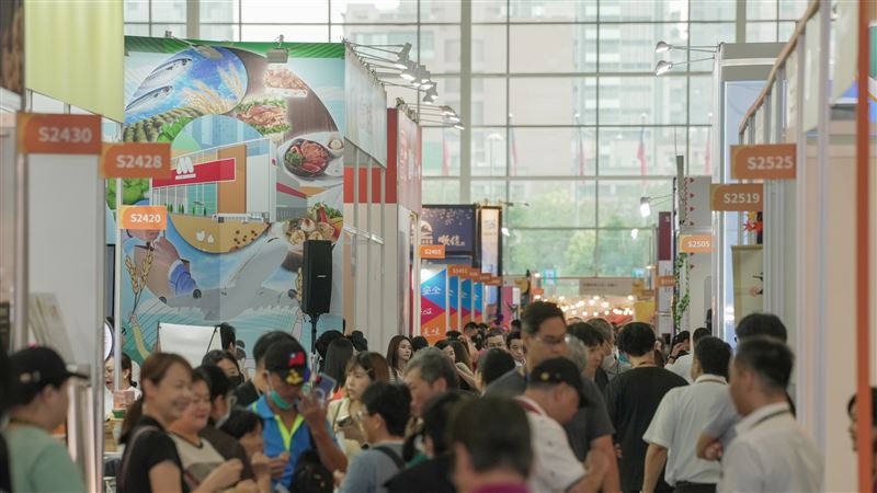 2025年高雄國際食品展與飯店、餐飲暨烘焙設備展於高雄展覽館盛大登場，來自15國、330家企業共襄盛舉，展現台灣食品業與智慧製造的國際競爭力。展會除匯聚在地名店與全球特色美食，更舉辦國際採購洽談會，促進台灣食品出口商機，成為南台灣年度最具代表性的產業盛事。（圖／外貿協會提供）