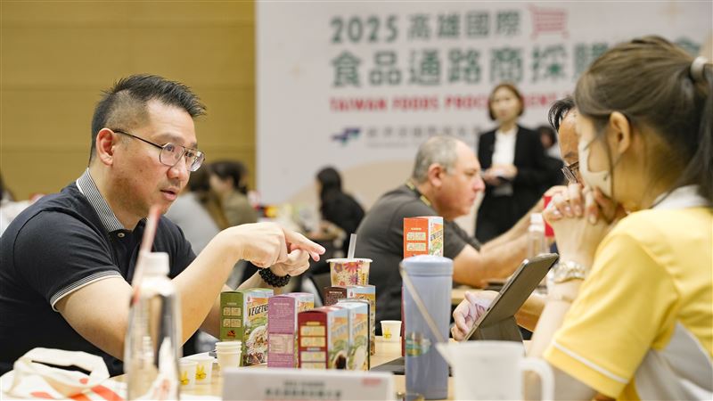 2025年高雄國際食品展與飯店、餐飲暨烘焙設備展於高雄展覽館盛大登場，來自15國、330家企業共襄盛舉，展現台灣食品業與智慧製造的國際競爭力。展會除匯聚在地名店與全球特色美食，更舉辦國際採購洽談會，促進台灣食品出口商機，成為南台灣年度最具代表性的產業盛事。（圖／外貿協會提供）