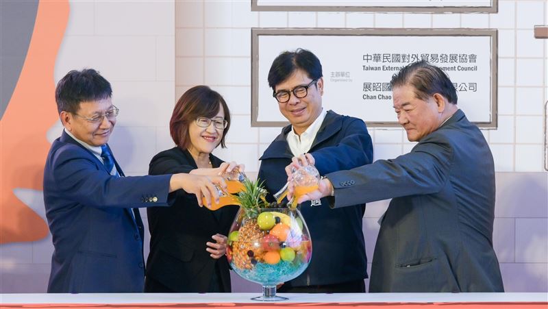 2025年高雄國際食品展與飯店、餐飲暨烘焙設備展於高雄展覽館盛大登場，來自15國、330家企業共襄盛舉，展現台灣食品業與智慧製造的國際競爭力。展會除匯聚在地名店與全球特色美食，更舉辦國際採購洽談會，促進台灣食品出口商機，成為南台灣年度最具代表性的產業盛事。（圖／外貿協會提供）