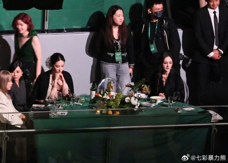楊冪、劉亦菲同框零互動畫面被拍下。（圖／翻攝自微博）