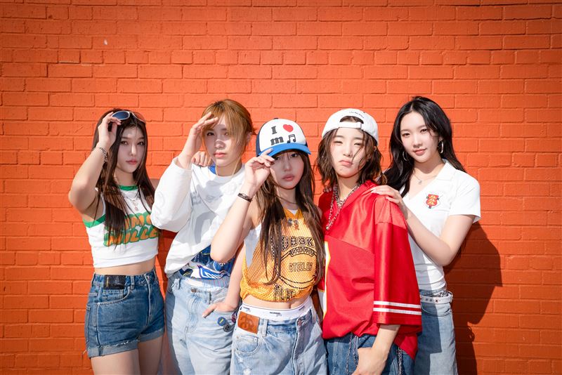 韓流實力女團YOUNG POSSE由Jiana、Doeun、Jieun、Sunhye、Yeonjung五位甜心女孩組成（左到右）。（圖／歐妮娛樂、DSP、BEATS ENT提供）