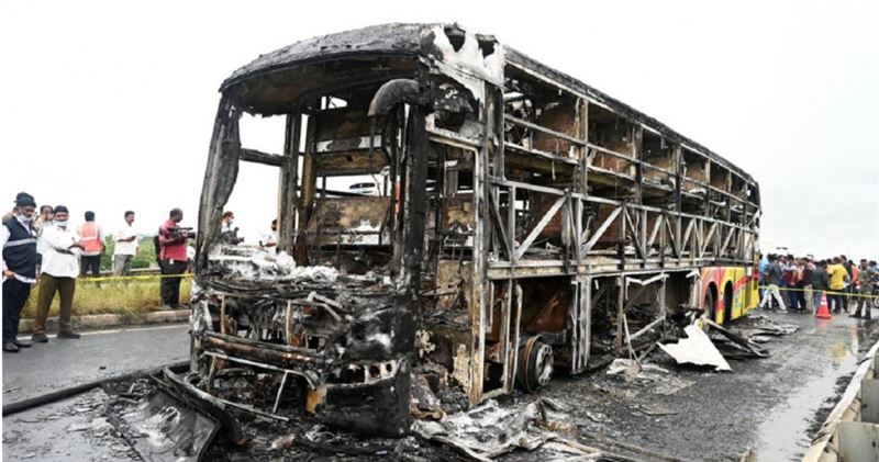 印度安德拉邦庫爾努爾24日傳出一起火燒車事故，一輛客運在高速公路與機車碰撞後起火燃燒，已造成至少有25人喪命。（圖／達志／美聯社）