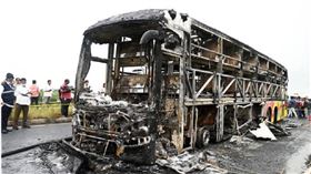 印度安德拉邦庫爾努爾24日傳出一起火燒車事故，一輛客運在高速公路與機車碰撞後起火燃燒，已造成至少有25人喪命。（圖／達志／美聯社）