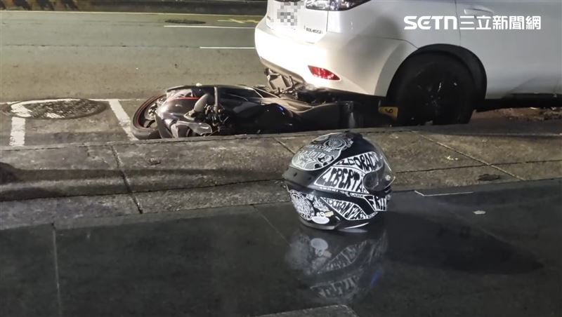 騎士2因撞停路邊車噴飛騎樓下「腸外露」