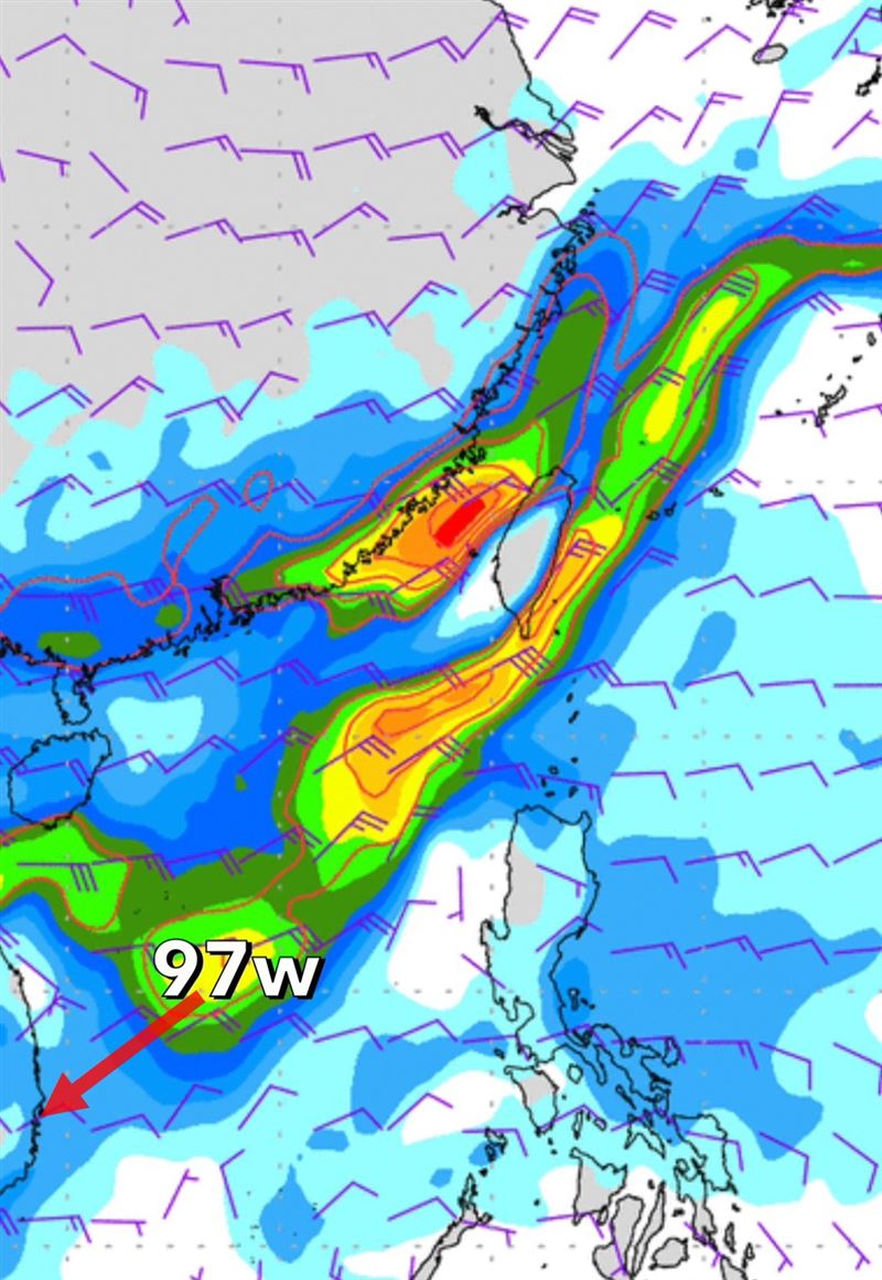 目前97W位於南海中部,其外圍環流透過東北季風拉更多水氣往台灣北部。(圖/翻攝自氣象報馬仔)