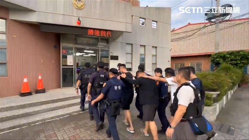 高雄仁武上帝公廟後方今（25）日凌晨發生2派人馬砍人鬥毆事件 。（圖／翻攝畫面）