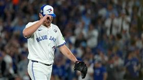 藍鳥先發投手耶薩維奇（Trey Yesavage）世界大賽首戰先發4局失2分退場。（圖／路透社／達志影像）