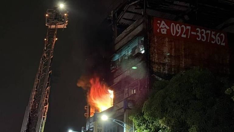 桃園龜山區萬壽路二段,一處透天民宅4樓傳出火警。(圖/翻攝畫面)