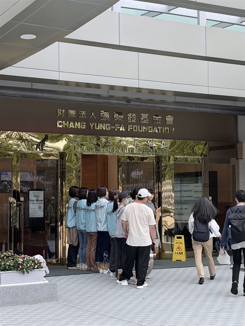 長榮航空馬拉松將於明(26)日上午登場,工會準備了「請假無罪」的標語及應援小物發放(圖/讀者提供)