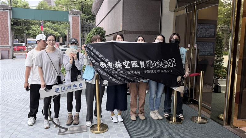 長榮航空馬拉松將於明(26)日上午登場,工會準備了「請假無罪」的標語及應援小物發放(圖/讀者提供)