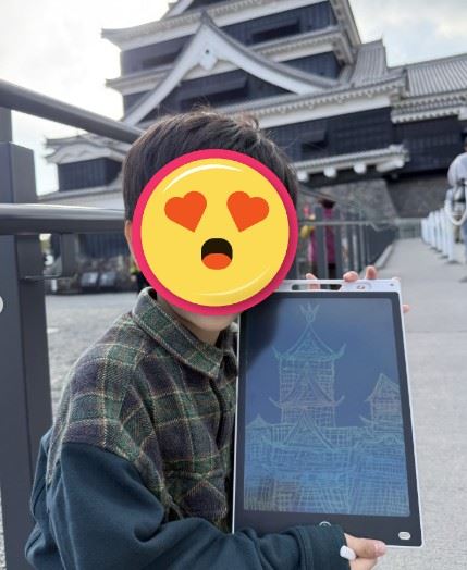 蔡桃貴畫畫。(圖/取自IG)