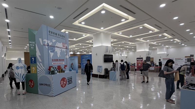 長榮航空馬拉松將於明(26)日上午登場,工會準備了「請假無罪」的標語及應援小物發放(圖/讀者提供)