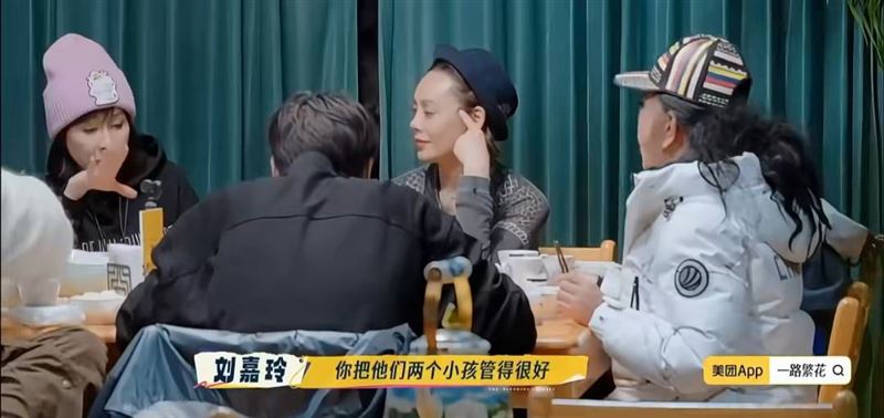 劉嘉玲(最左)透露謝霆鋒母親曾誇讚張柏芝。(圖/翻攝自微博)