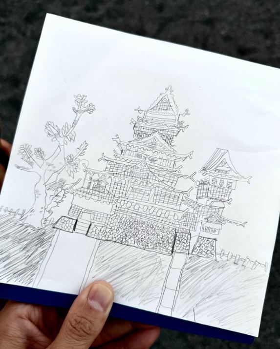 蔡桃貴畫畫。(圖/取自IG)