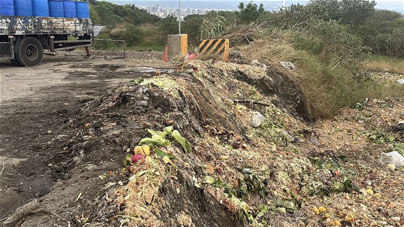 議員驚曝台中將廚餘就地掩埋。（圖／翻攝自何文海臉書）