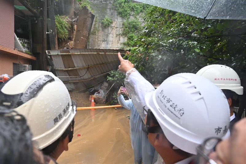 新北市新店區錦秀路49巷內碧瑤錦鏽社區，疑因連日大雨不斷，發生土石滑落，整片擋土牆崩落，侯友宜現場勘災。（圖／新北市府提供）