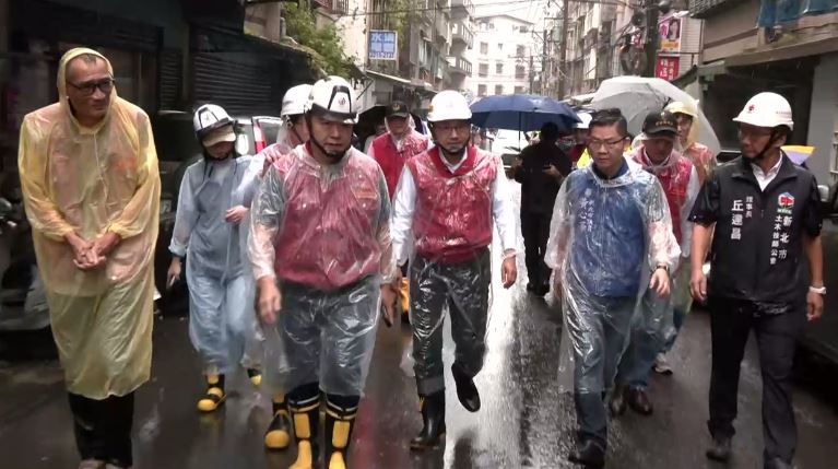 新北市新店區錦秀路49巷內碧瑤錦鏽社區，疑因連日大雨不斷，發生土石滑落，整片擋土牆崩落，侯友宜現場勘災。（圖／翻攝畫面）