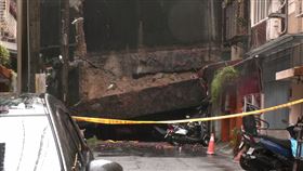 新北市新店區錦秀路49巷內碧瑤錦鏽社區，疑因連日大雨不斷，發生土石滑落，整片擋土牆崩落，侯友宜現場勘災。（圖／翻攝畫面）