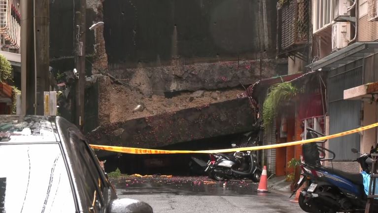 新北市新店區錦秀路49巷內碧瑤錦鏽社區，疑因連日大雨不斷，發生土石滑落，整片擋土牆崩落，侯友宜現場勘災。（圖／翻攝畫面）