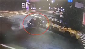 台中重機男闖紅燈搶快！自摔噴飛30公尺撞車尾　肚皮破了急送醫