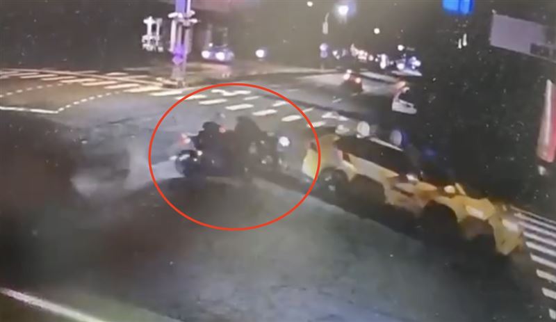 重機男闖紅燈慘自摔噴飛!肚皮破了急送醫