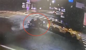 重機男闖紅燈慘自摔噴飛！肚皮破了急送醫