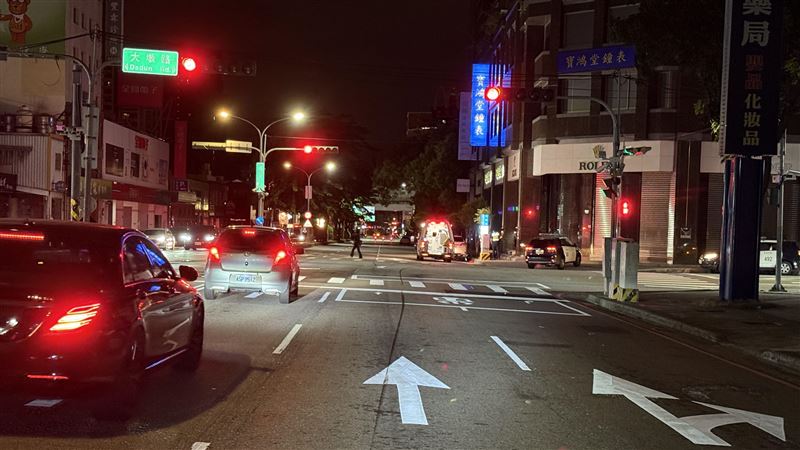 台中重機男自摔噴飛30公尺撞車尾,地面留下長長刮痕。(圖/翻攝畫面)