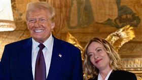 義大利總理梅洛尼（右），被視為是自墨索里尼以來，最極右翼的義大利總理。（圖／翻攝自X平台 @GiorgiaMeloni）