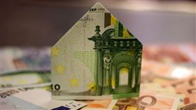 雖然房貸負擔率略降，上班族的購屋壓力依舊沉重。根據調查，超過五成受訪者每月需繳交房貸，平均支出佔薪資六成五，痛苦指數破表。高房價、利率、頭期款壓力交織，不少人選擇不買房，只為避免成為「屋奴」，夢想成家，卻變成壓力來源。（示意圖／PIXABAY）