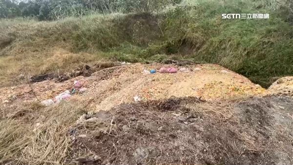 環保局人員表示掩埋場都有設置防水布，不會有汙染土質的問題