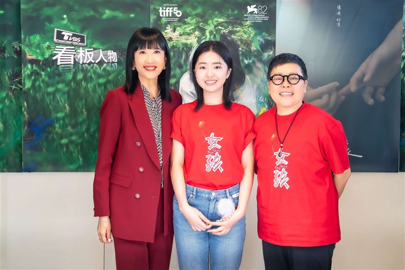 《女孩》女主角白小櫻(中)與監製葉如芬(右)也一同分享與舒淇合作的點滴。(圖/TVBS提供)