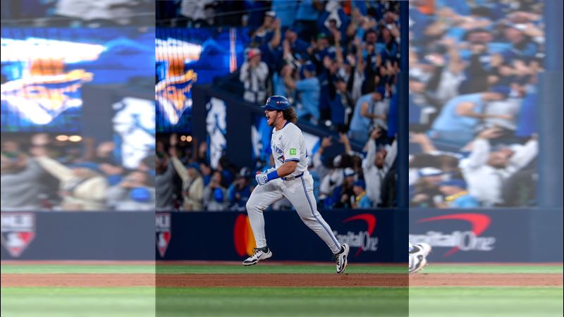 巴傑(Addison Barger)敲出史上首發世界大賽全壘打。(圖/翻攝自X平台 @BlueJays)