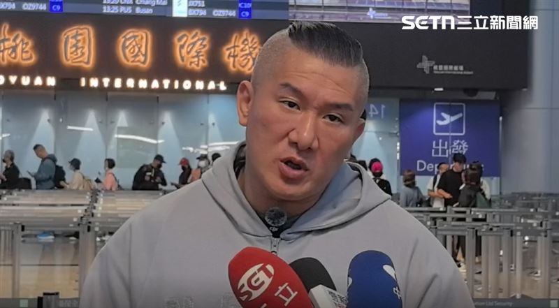 館長光復節飛往中國北京,在機場接受媒體聯訪。(圖/翻攝畫面)
