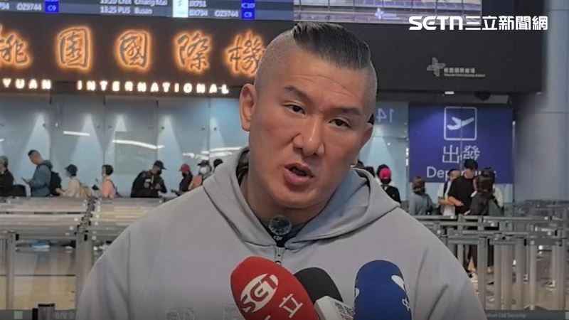 館長光復節飛北京,在機場接受媒體聯訪(圖/翻攝畫面)