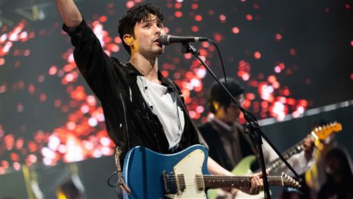 鳳小岳開唱慘出包　團員當場急下跪不忍了