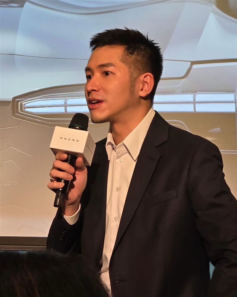 VOLVO台灣總裁林裕凱曬出近照「冒個煙,證明還在」,高顏值再掀熱議,不過最吸睛的竟是手機殼!網友火眼金睛發現是「蠟筆小新+小白」圖案,瞬間引爆留言狂潮:「霸總也追小新?愛了愛了」、「反差萌太強」。(圖/翻攝自林裕凱Threads)