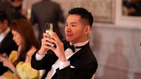 VOLVO台灣總裁林裕凱曬出近照「冒個煙，證明還在」，高顏值再掀熱議，不過最吸睛的竟是手機殼！網友火眼金睛發現是「蠟筆小新＋小白」圖案，瞬間引爆留言狂潮：「霸總也追小新？愛了愛了」、「反差萌太強」。（圖／翻攝自林裕凱Threads）