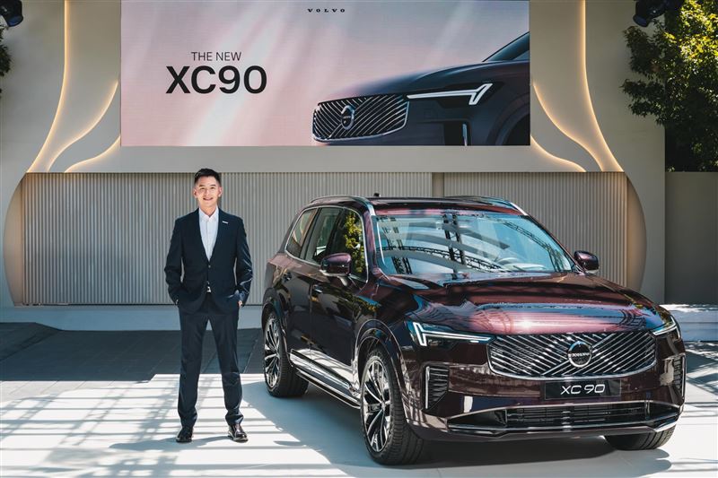 VOLVO台灣總裁林裕凱曬出近照「冒個煙,證明還在」,高顏值再掀熱議,不過最吸睛的竟是手機殼!網友火眼金睛發現是「蠟筆小新+小白」圖案,瞬間引爆留言狂潮:「霸總也追小新?愛了愛了」、「反差萌太強」。(圖/翻攝自林裕凱Threads)