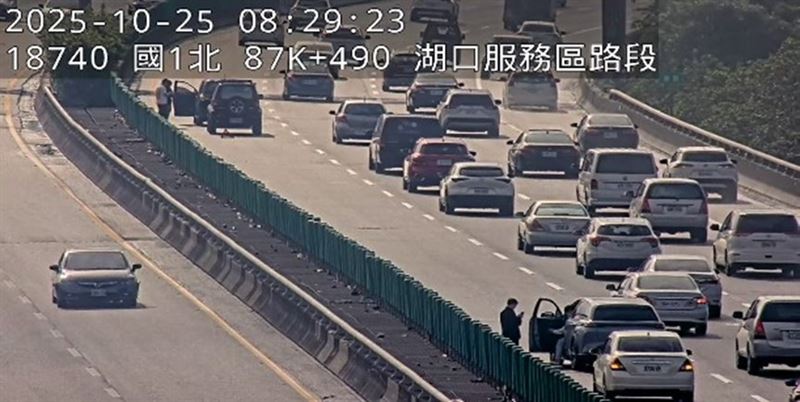 國1南向87.7公里處發生2輛小客車追撞事故,造成後方車流回堵1公里。(圖/公路局提供)