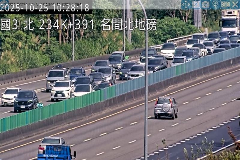 國3南向234公里處發生2輛小客車追撞事故,造成後方車流回堵3公里。(圖/公路局提供)