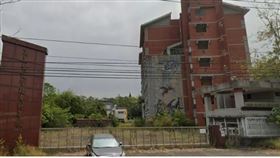 高雄美濃區廢棄校園驚傳命案，60萬訂閱網紅「未來男友Liann」闖入拍片時赫見男屍，現場畫面怵目驚心。（翻攝自google maps）